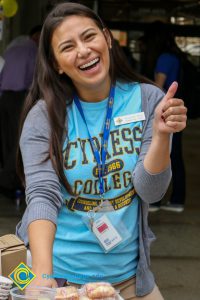 Kassandra Abreu giving a thumbs up.