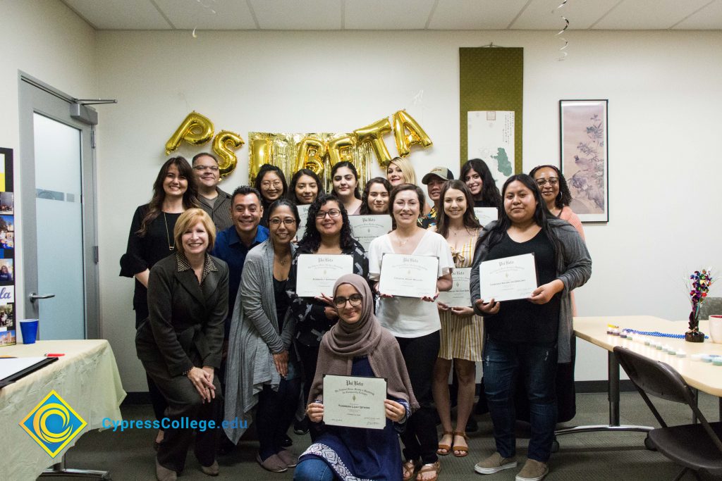 Psi Beta Members of a graduating Psychology class pose with President JoAnna Schilling.