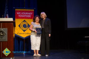 Dr. Mosqueda-Ponce receives an award from Dr. Schilling at Fall Opening Day.