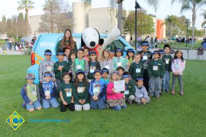 A group of kindergartners with Snoopy.