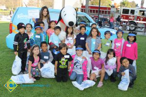 A group of kindergartners with Snoopy.