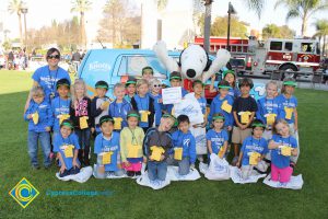 A group of kindergartners with Snoopy.