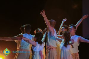 Dancers performing on stage at the 2018 Yom HaShoah event.