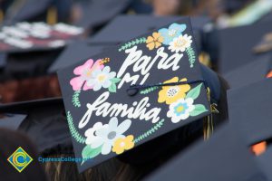 "Para mi familia" written on graduation cap
