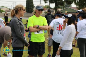 Bob Simpson and his wife talking to a woman before Veterans 5k