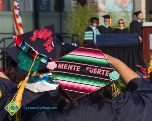 A graduation cap reads "Super Grad" and another reads "Mente Fuerte"