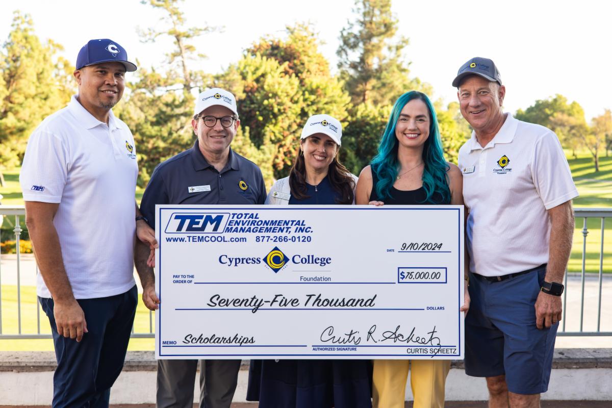 Dr. Scott Thayer, Howard Kummerman, Rachel Ghatikar, Curtis Scheetz, and student speaker Ashley Ross posing with an oversized check.