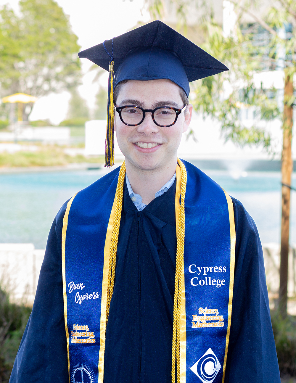 Portrait of Edwin Bujanda, the 2023 Outstanding Graduate