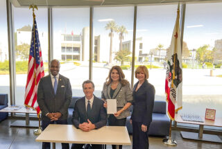 CA Governor Visits Veterans Resource Center